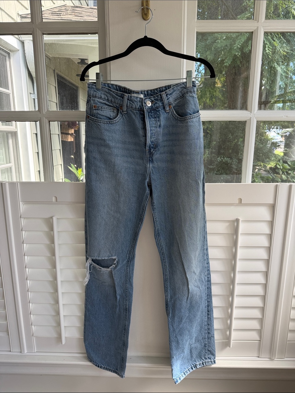H&M Light Wash Women's Straight-Leg Jeans with Knee Rip US 6